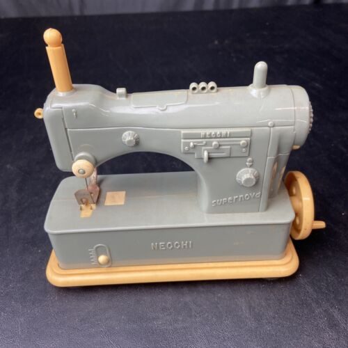 Vintage Necchi Supernova Sewing Machine Plastic Hand Crank Child Size Toy USA - Afbeelding 1 van 11
