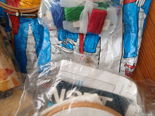 TASCHE VOLLER UNFERTIGER HANDARBEIT-KREUZSTICH-MUSTER-FÄDEN-WERKZEUGE ETC. - Bild 3 von 20