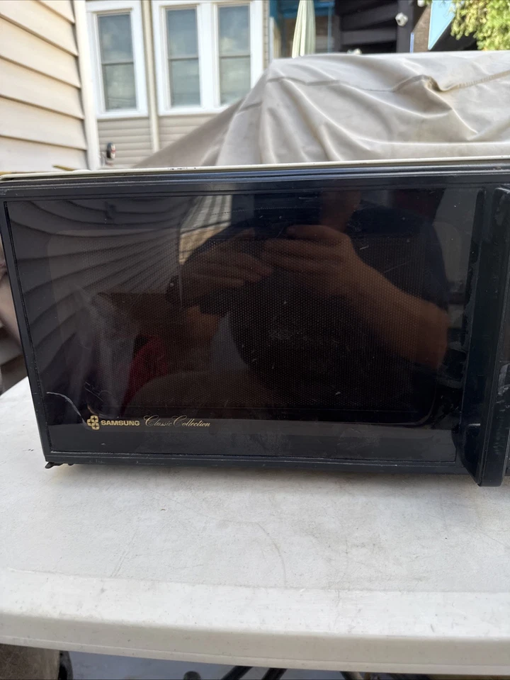 Horno Microondas Serie Compacta De Colección Samsung Classic Collection MW2030U Funcionando Foto 2 de 4