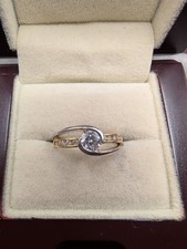 Stunning 18ct Gold Diamond Solitaire With Accents Ring Size M