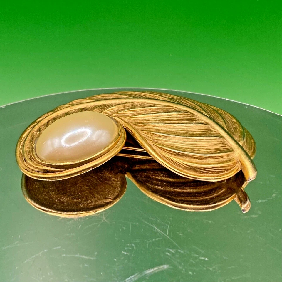 VTG GOLD TONE LEAF FEATHER LARGE FAUX PEARL Big Brooch Retro 60s Grannycore Gift - Image 4 of 4