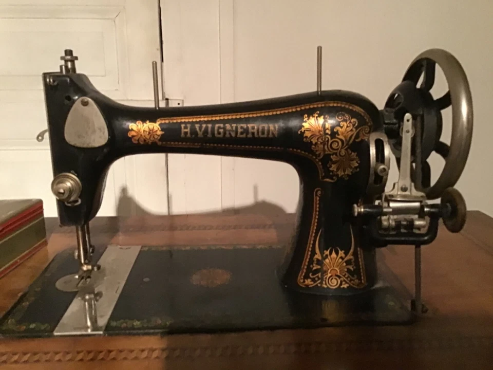 machine a coudre des années 30 de marque Vigneron  avec accessoires  - Photo 2/3