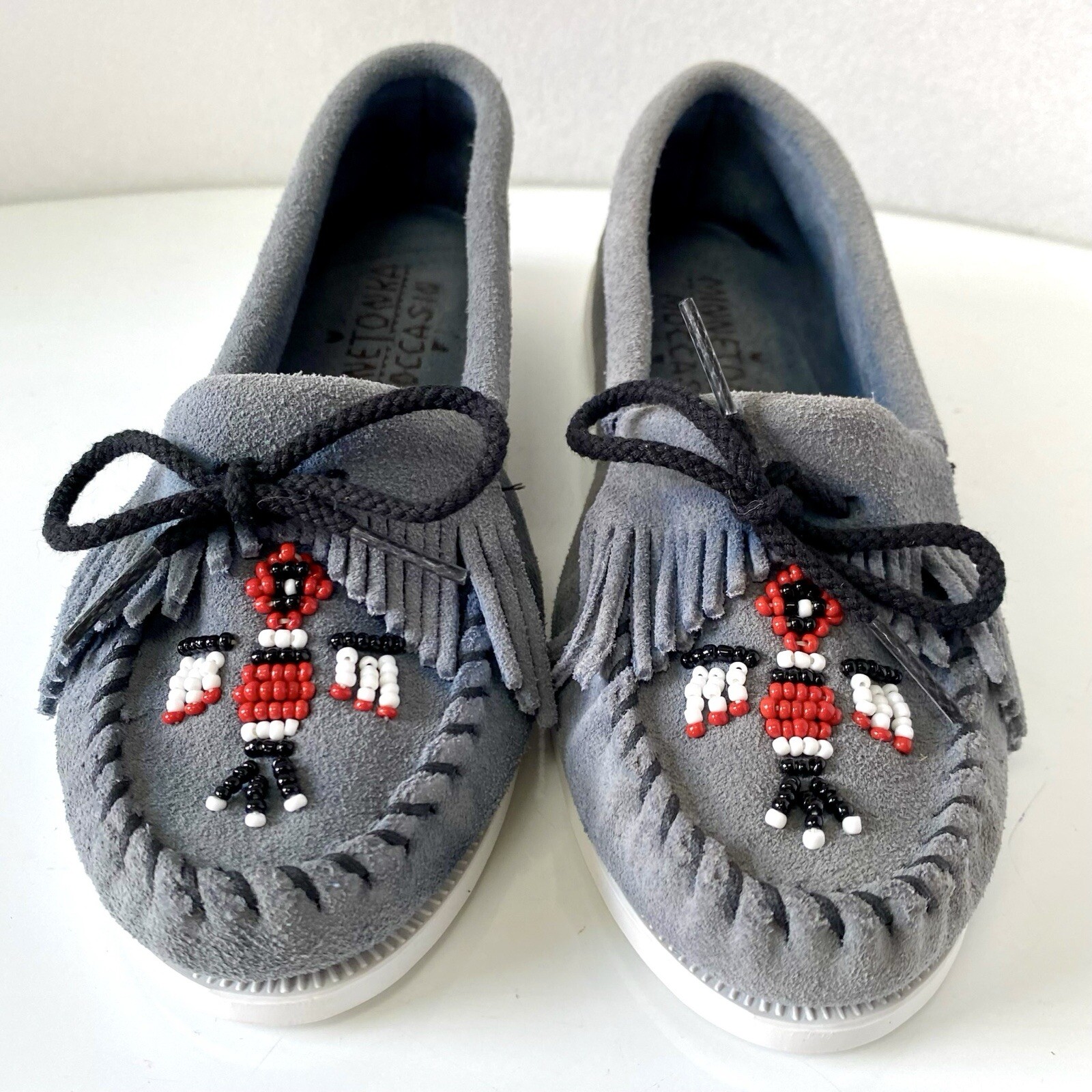 SAOLA Mocassini Minnetonka vintage grigi da donna taglia 6 perline Thunderbird suola rigida made in USA