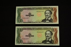 2 Pristine Uncirculated $1 Banco Central De La Republica Dominicana notes
