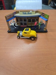 AMERICAN GRAFFITI MOVIE DIORAMA DIECAST 1:64 1932 FORD COUPE DIECAST MEL'S DINER