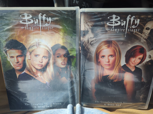 NEU Buffy The Vampire Slayer komplette 3. und 4. Staffel DVD (Hülle gesprungen) - Bild 1 von 1