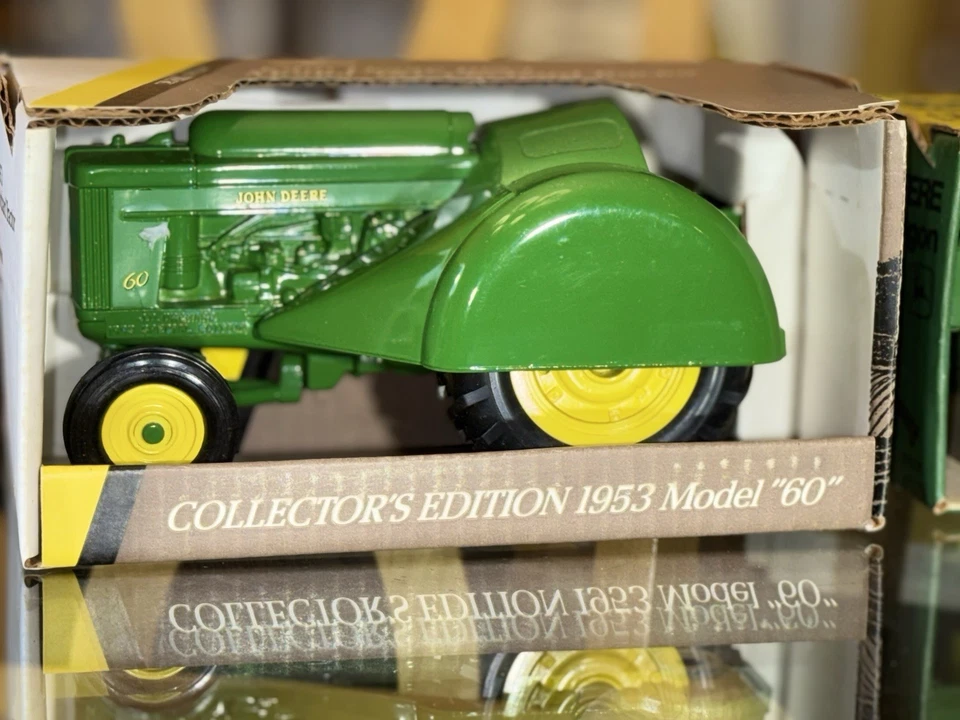 Tractor Ertl John Deere Edición Coleccionista 1953 Modelo 60 Huerto 5679 con Vagón 1/16 Foto 2 de 4