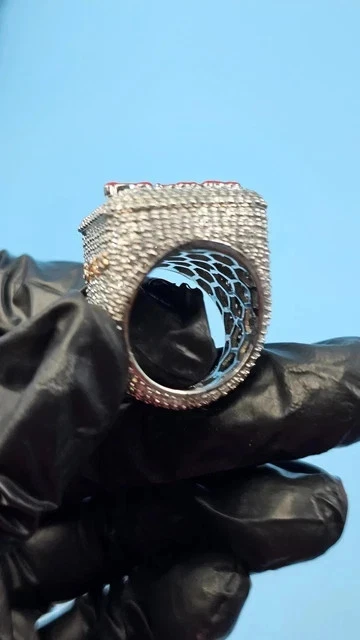 Anillo esmaltado con nombre de moissanita de corte redondo de 3,00 quilates chapado en oro blanco de 14 quilates plateado Foto 3 de 4