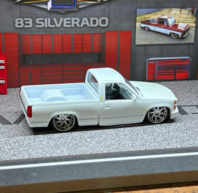 M2 Machines 1992 Chevrolet Silverado Pickup Truck Diecast Model White