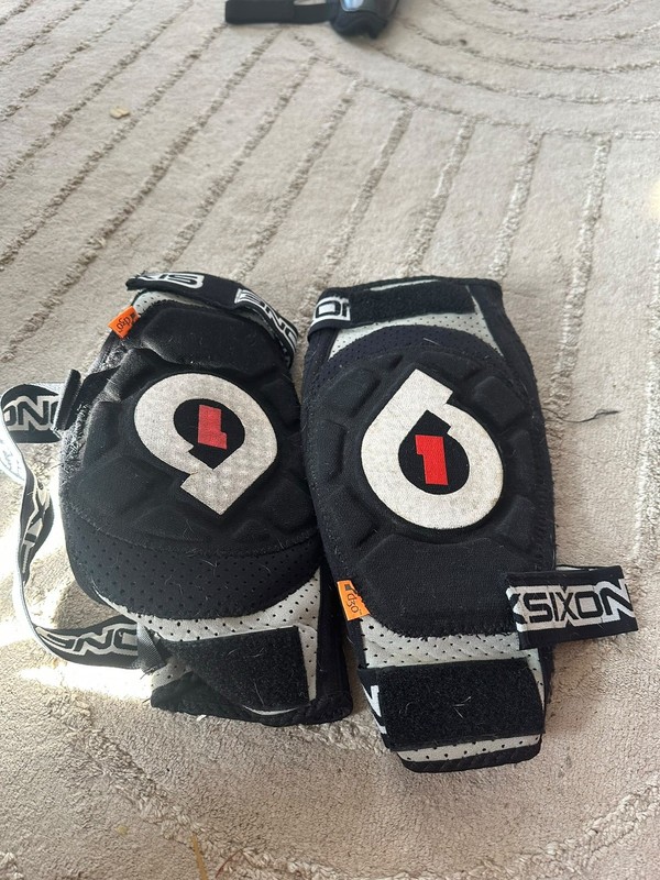 SixSixOne 661 EVO Knee Guards Pads Brace YOUTH d30 Protective Gear L BMX MTB MX