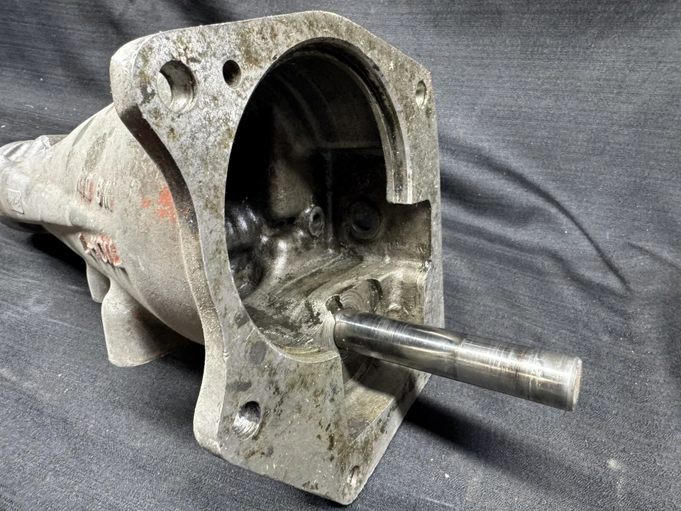 Carcasa trasera de 4 velocidades Chevy/Buick GS Borg Warner T-10 12-18-64 T10K-7 Foto 2 de 4