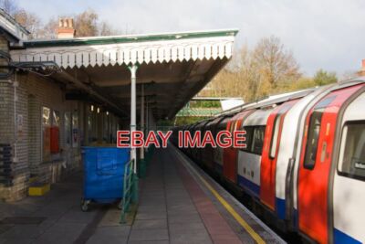 PHOTO  HIGH BARNET STATION A TRAIN COMES TO A HALT ALONGSIDE THE MAIN STATION BU