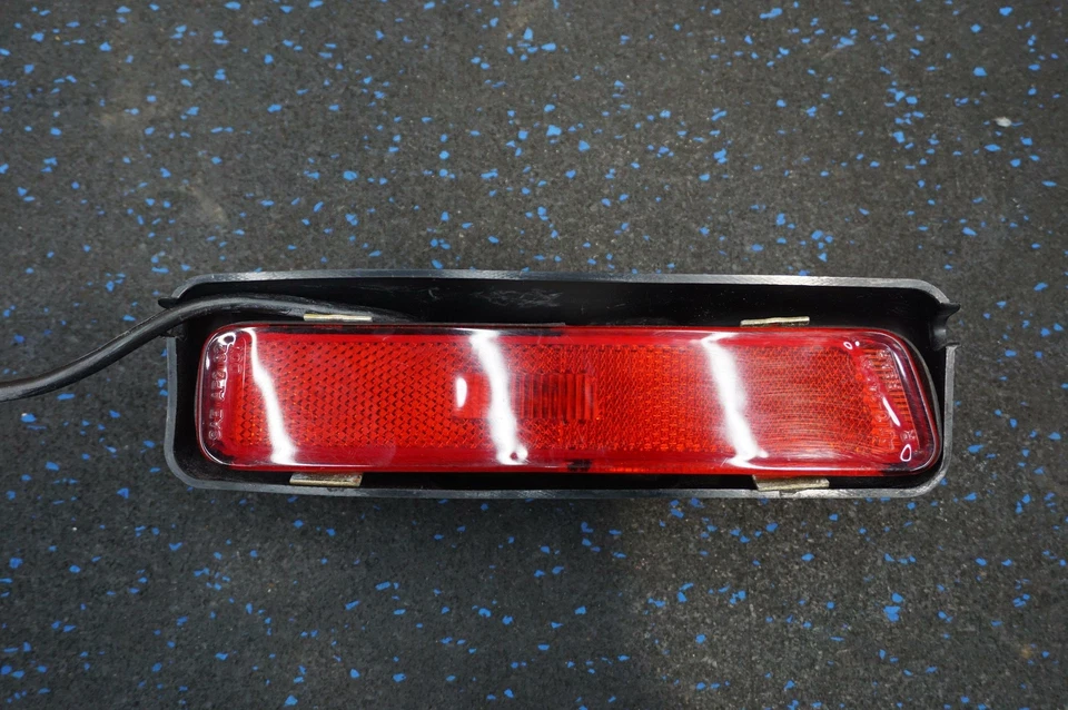 Luz de señal de giro marcador trasero derecho roja 94463142600 OEM Porsche 944 1984-91 Foto 3 de 4