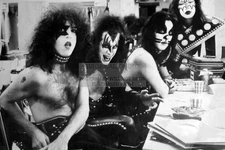 KISS ROCK BAND BACK STAGE PREPARING FOR CONCERT 1975 4X6 PHOTO POSTCARD