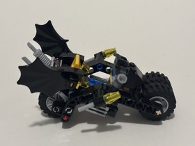 LEGO Batman: The Batcycle: Harley Quinn's Hammer Truck  (7886) No Minifigs