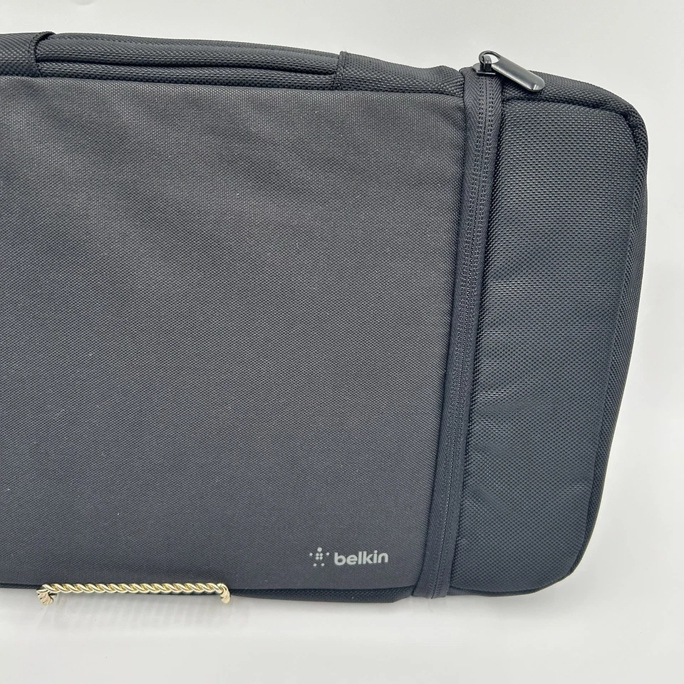 Funda de neopreno negra para computadora portátil Belkin (13–14′′) — Estuche acolchado de carga lateral con mango Foto 3 de 4