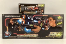 NOS SET Wowwee LIGHT STRIKE ASSAULT STRIKER D.C.R. 012 w/ Simple Target & SCOPE