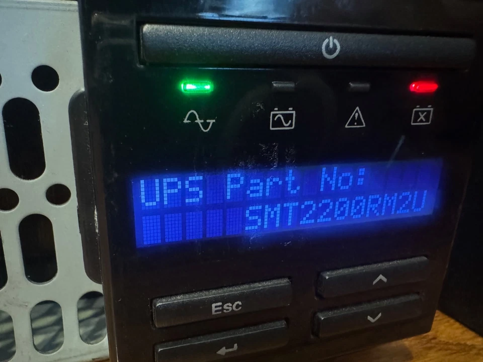 APC SMT2200RM2U Smart-UPS 2200VA 1980W mit Rackmounts 2HE ohne Batt/mit Tray Harn