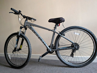 Carrera Valour 27.5 in Mountain Bike 20in Alloy Frame 14 Speed Front Suspension