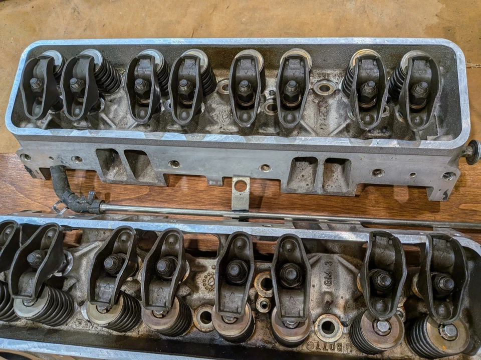 Culatas de aluminio Camaro Z28 LT1 96-97 con tubo cruzado 12551561 Foto 3 de 4