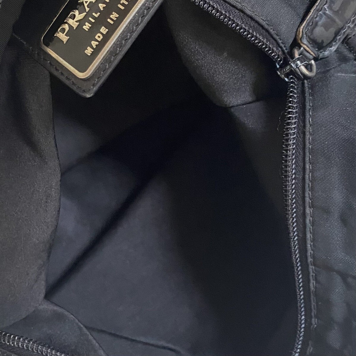 AUTHENTIC PRADA NYLON CROSSBODY ZIPPER BAG, BLACK, H: 10 AUTHENTIC PRADA NYLON CROSSBODY ZIPPER BAG, BLACK, H: 10