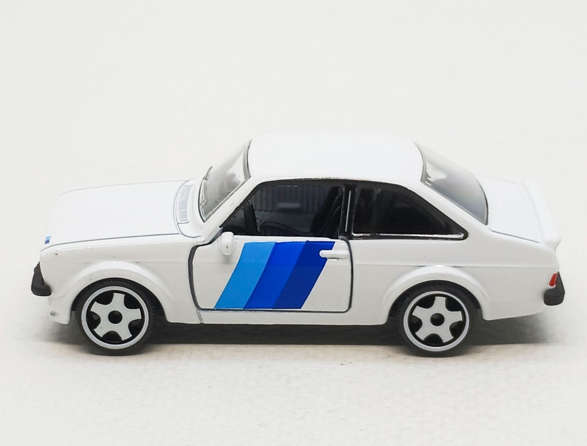Majorette Racing Ford Escort MKII RS 1800 Voiture de Collection avec Roue Libre et pièces à Ouvrir, modèle de Voiture de Rallye détaillée à l'échelle 1