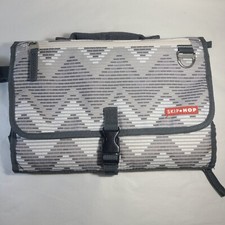 SKIP HOP PRONTO  Changing Station, NEW GREY CHEVRON