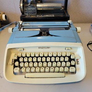 Royal Safari Typewriter | eBay