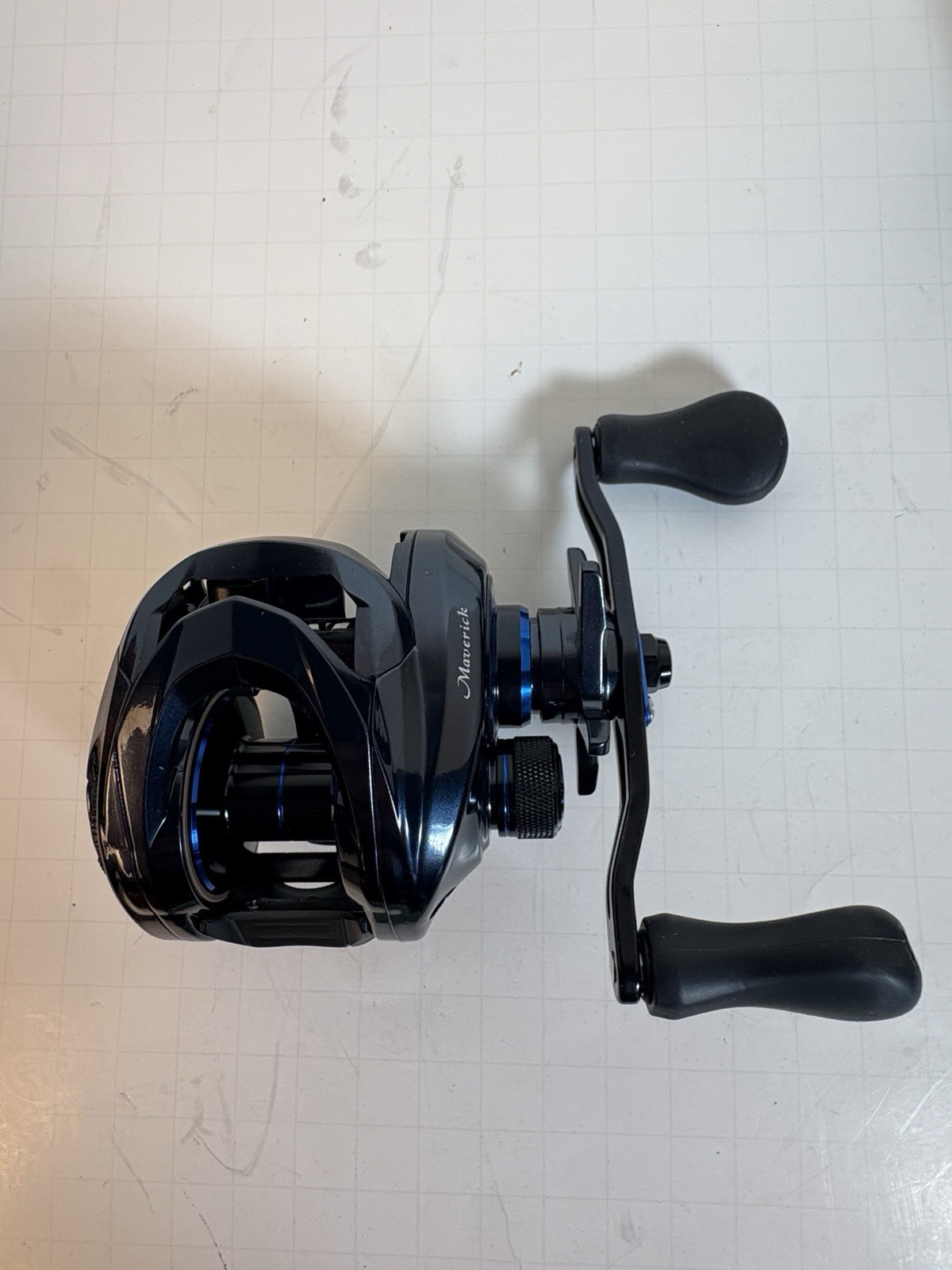 Dobyns Rods Maverick Casting Reel 7.2:1 Right Hand With Blue Accents