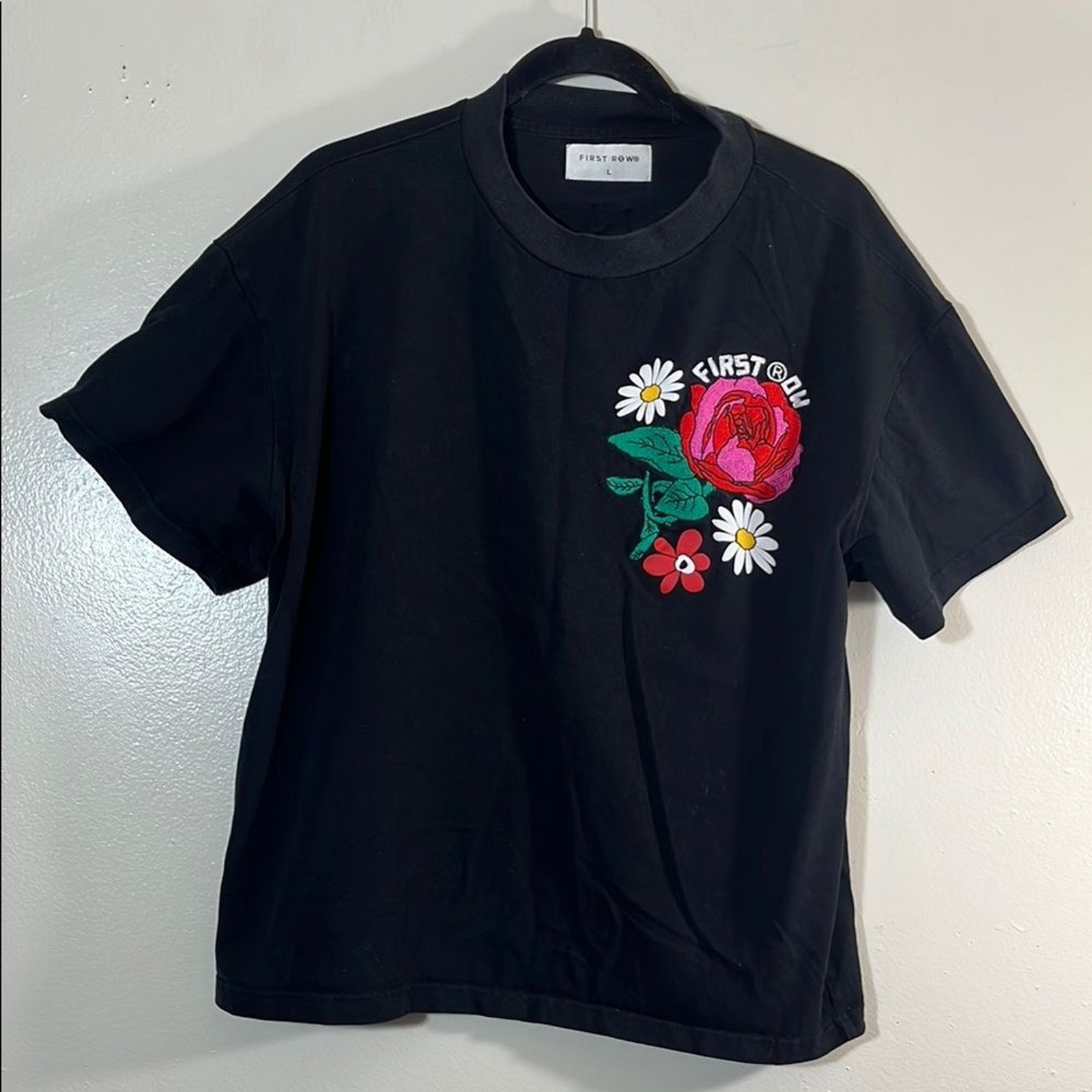 T shirt manica corta prima fila nera e rossa con ricamo floreale