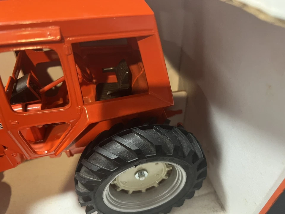 Allis Chalmers 200 Toy Tractor by  Scale Models 1/16 - Image 3 of 4