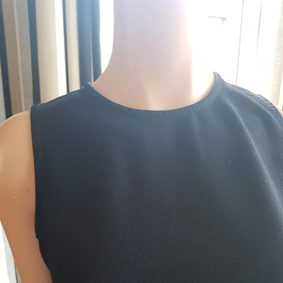 Top Quiz Talla 10 Negro Sin Mangas Con Diseño Recortado Buen Estado Usado Foto 2 de 4