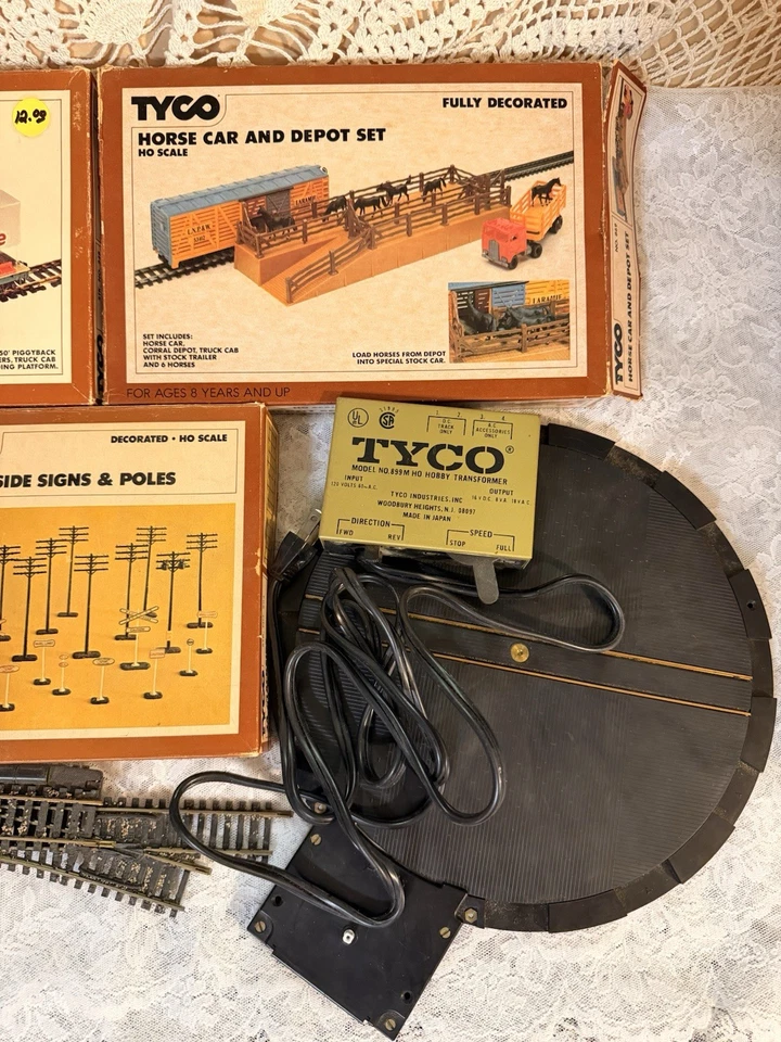 TYCO HO Scale Lot - Piggyback Flat Car Horse Car & Depot Set Track & Controller - Image 4 of 4