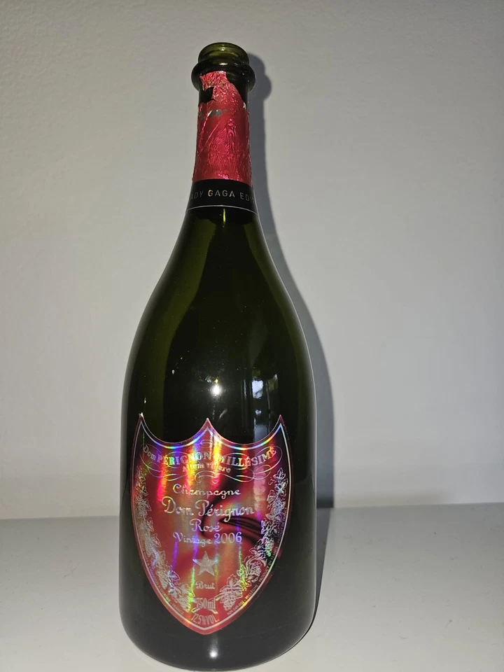 Botella de champán vacía Dom Perignon Rose Lady Gaga 2006 Foto 2 de 4