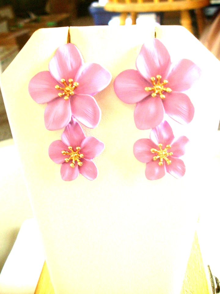 PÚRPURA DIFERENTE TAMAÑO DOBLE COLGANTE FLORES Betsey Johnson Pendientes Pierced Foto 3 de 4