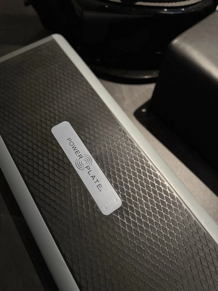 Power Plate my 5, schwarz, inklusive Power Shield und Zubehör - Bild 3 von 4