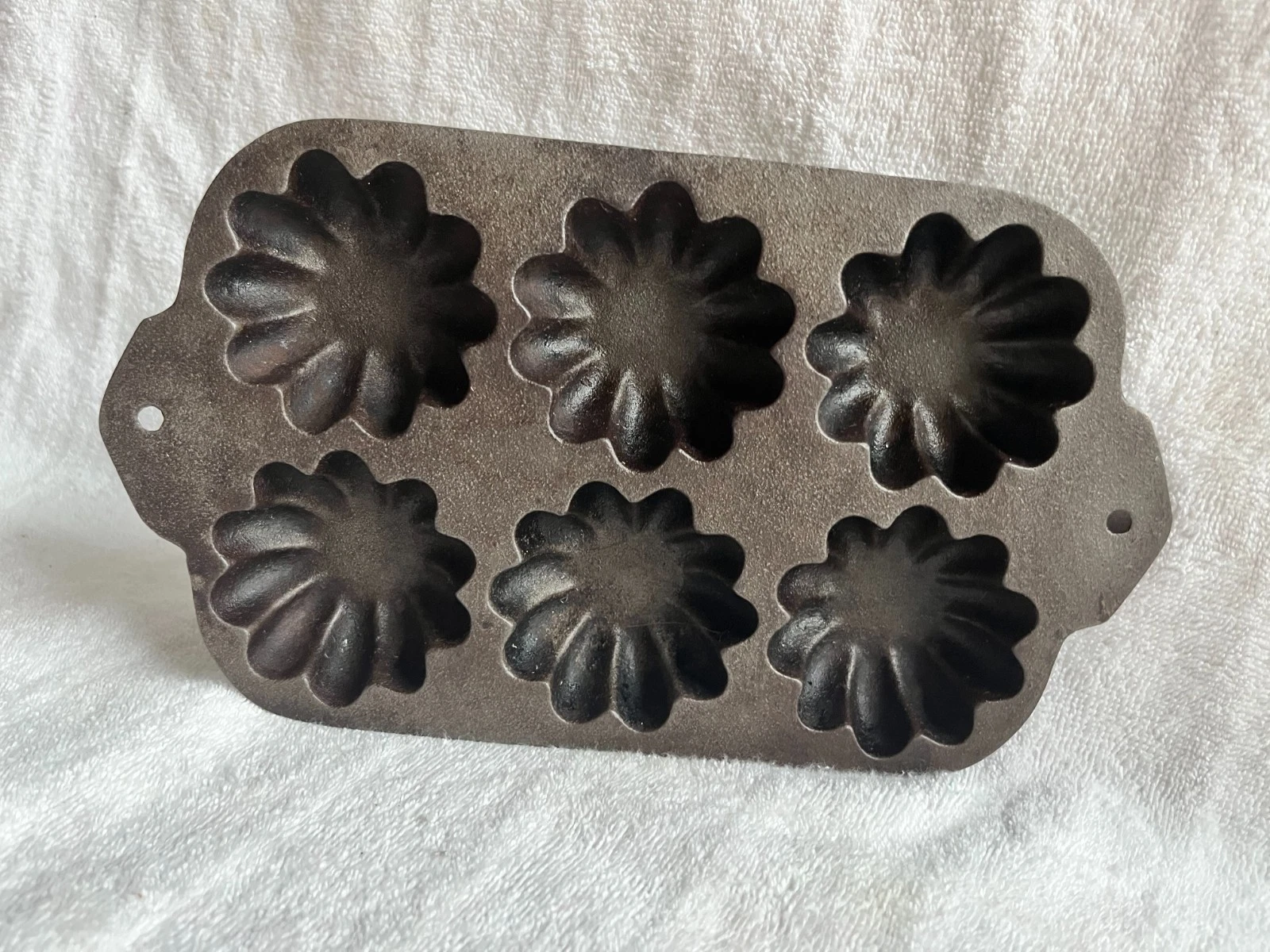 CAST IRON TURKS HEAD GEM PAN 6 CUPS MADE IN USA