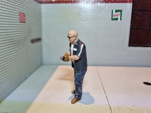 Figure Man Mechanic Fabricator Garage Standing Painted Diorama 1:24 Model - Picture 3 of 7