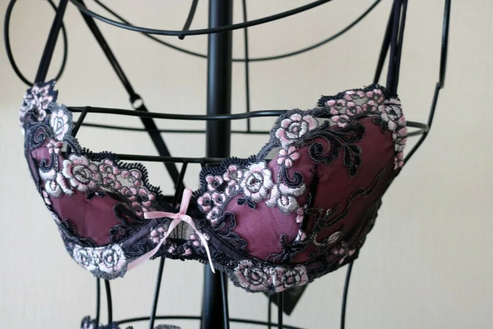 Ladies sexy burgundy floral motif lace padded underwired t-shirt bra