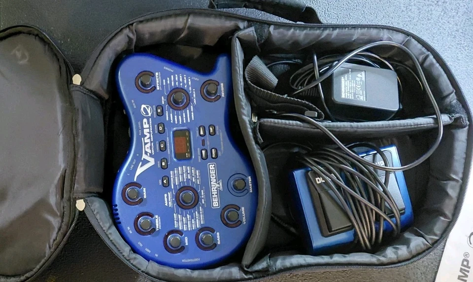 Amplificador multiefectos para guitarra Behringer V-Amp 2 con pedal, fuente de alimentación, bolsa Foto 3 de 4