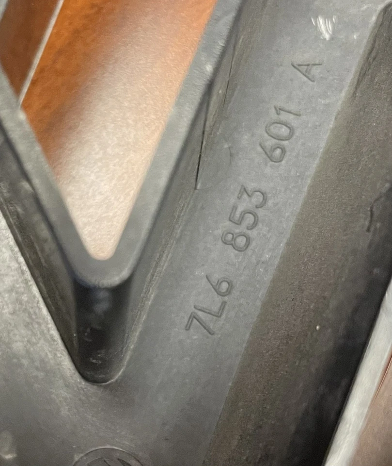 Оригинальная передняя эмблема 2004-2007 VW Touareg & 2009-2014 VW Routan 7L6853601A - Изображение 4 из 4