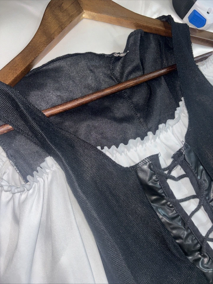 PIRATE WENCH, LONG DRESS COSTUME + CROSSBONES LEATHER - Image 4 of 4