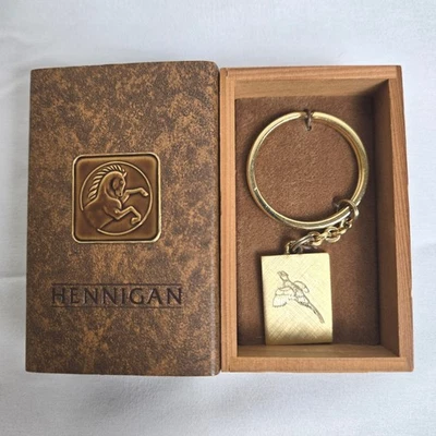 Llavero grabado faisán chapado en oro Hennigan con caja de presentación de madera - Imagen 1 de 4
