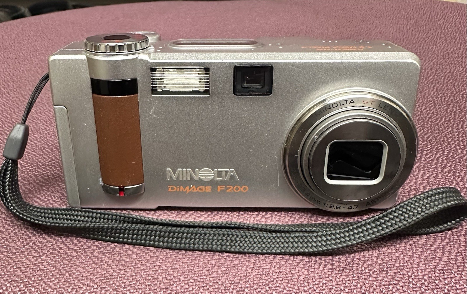 Minolta Dimage F200 Silver Camera * Faulty for spares or repair
