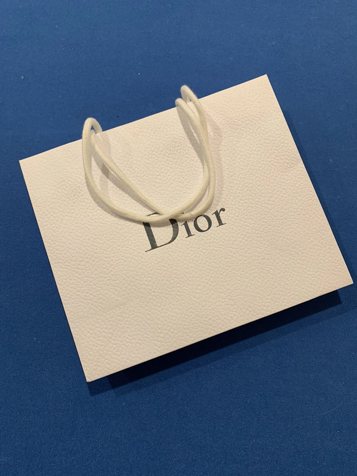 Sac cadeau Dior authentique   Blanc avec logo gris   27x23x12cm (Moyen)   Tout NEUF