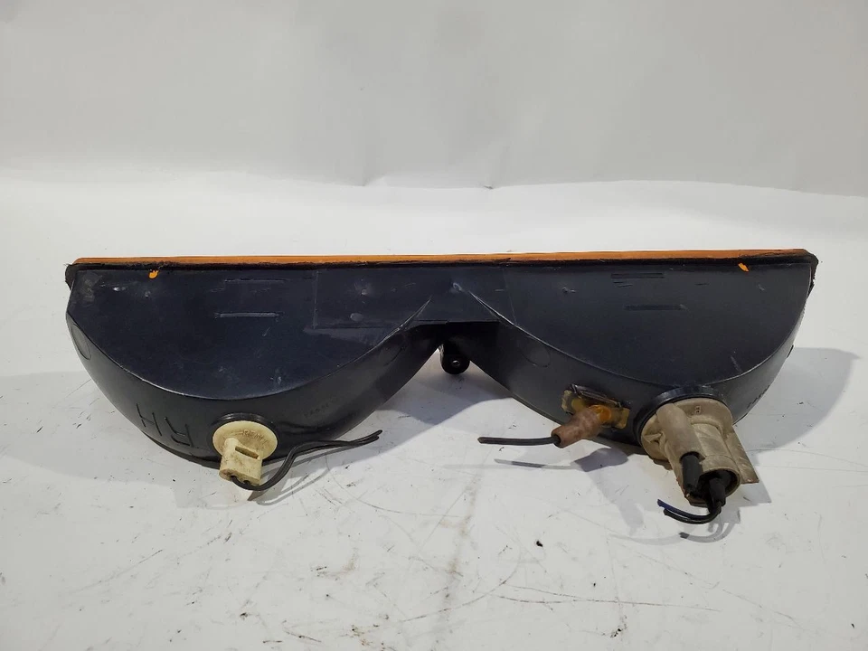 1987 1988 Cadillac Fleetwood OEM Front Right Turn Signal 5931774 - Image 2 of 4