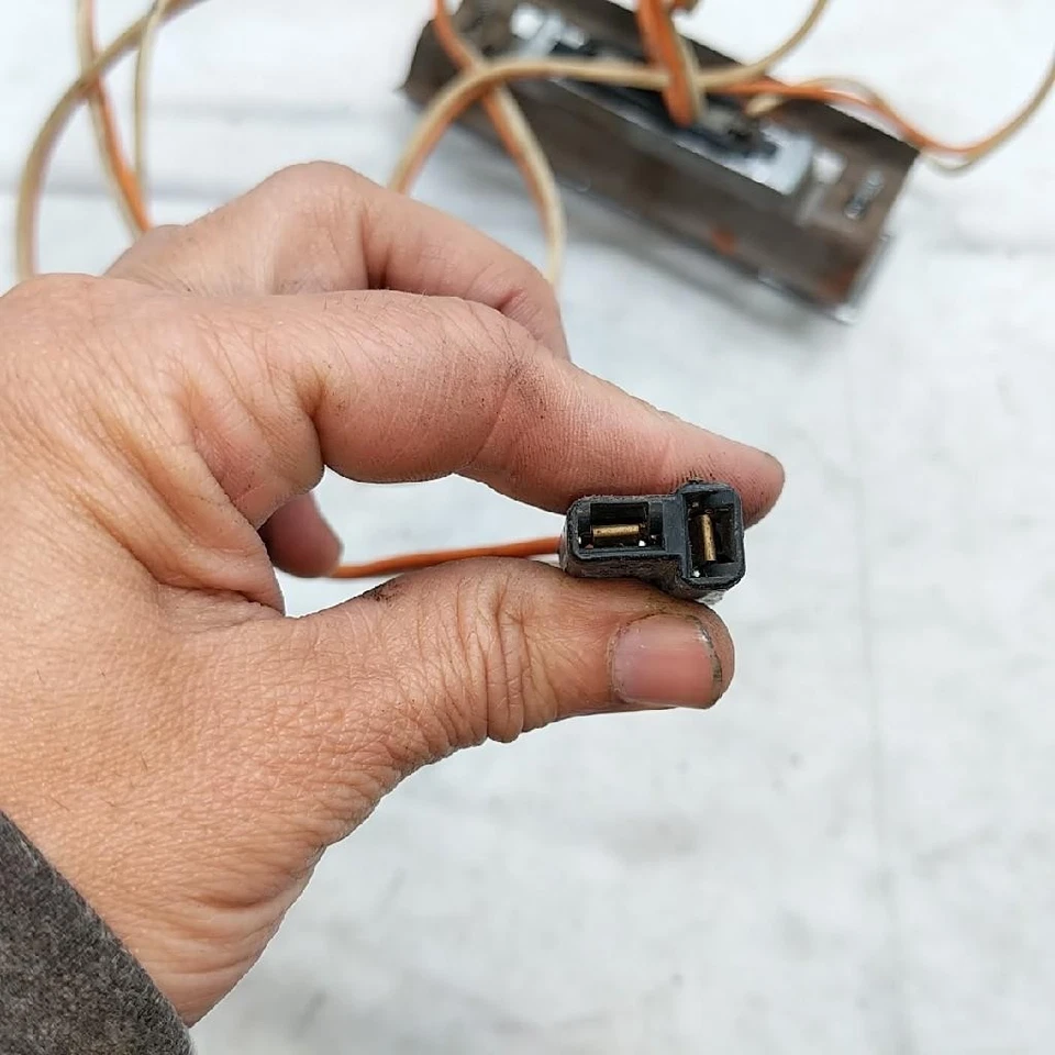 GM 9715296 1975-79 Pontiac Cadillac panel interior puerta luz de cortesía con cableado Foto 4 de 4