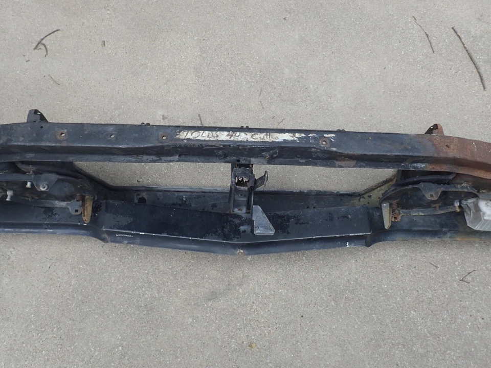 1967 Oldsmobile Cutlass, 442 radiator grille core support, nice! Foto 3 de 4