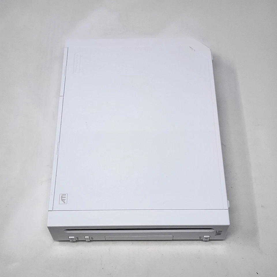 White Nintendo Wii + OEM Wii-Mote & Nunchuck w/ 2 Games - Tested - Image 2 of 4