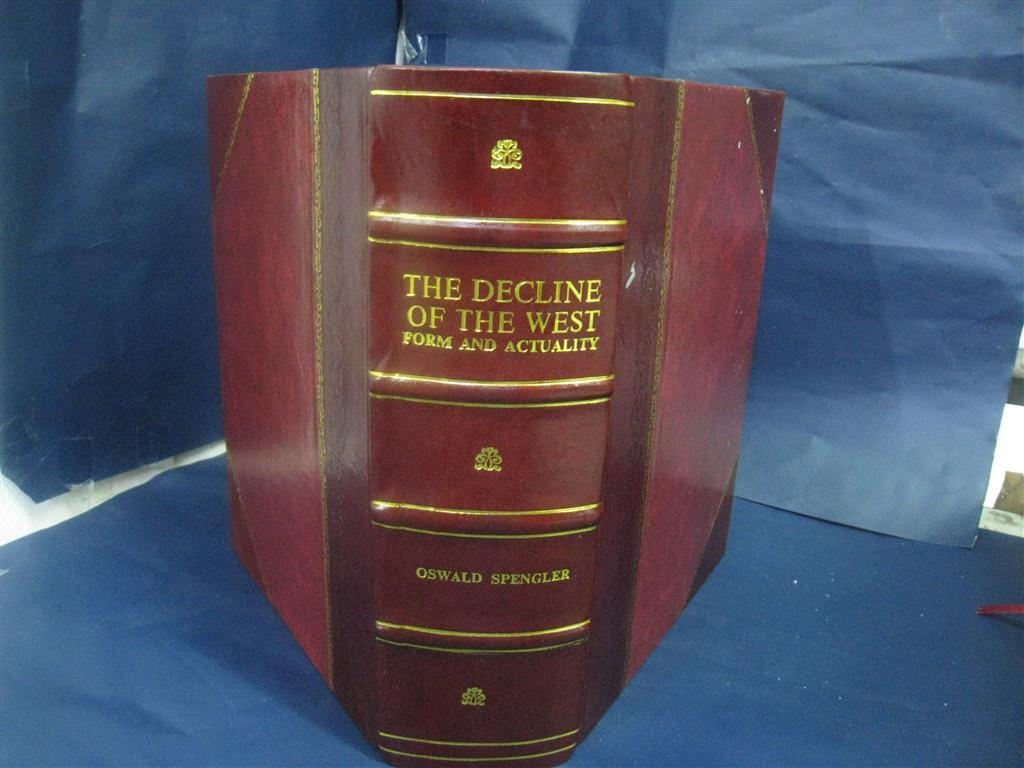 The Decline of the West FORM AND ACTUALITY [Leather Bound]